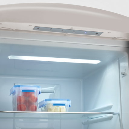 Innensicht einer Kühl-Gefrierkombination mit transparenten Behältern und LED-Beleuchtung.