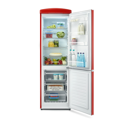 Retro Kühl-Gefrierkombination in Rot mit offenem Innenraum und Lebensmitteln.