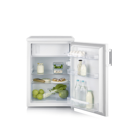 Offener Kühlschrank mit Lebensmitteln, Fachanordnung und integriertem Gefrierfach.