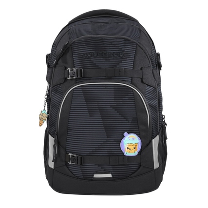 Rucksack in Schwarz mit buntem Patch und Anhänger in Form eines Eisbechers und einer Eistüte.