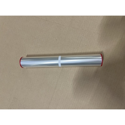Rolle mit transparenter Schreibfolie, rot umrandet, auf einem braunen Kartonuntergrund.
