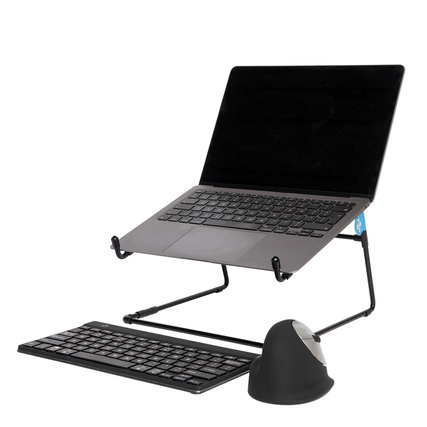 Laptopständer mit Laptop und Tastatur in ergonomischer Arbeitsposition.