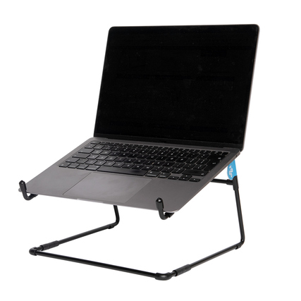 Laptopständer mit einem aufgeklappten Laptop, der auf einem stabilen Gestell steht.