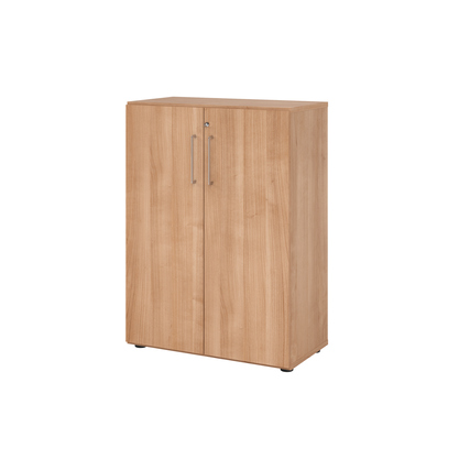 Flügeltürenschrank in Nussbaum-Optik mit zwei Türen und Sockelgleitern.