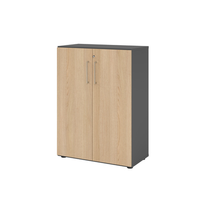 Flügeltürenschrank in graphit und Eiche mit zwei Türen und höhenverstellbaren Sockelgleitern.