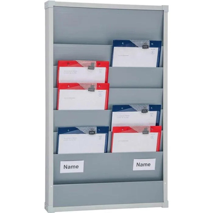 EICHNER Kartentafel mit mehreren Fächern für Dokumente in einem Werkstattbereich.