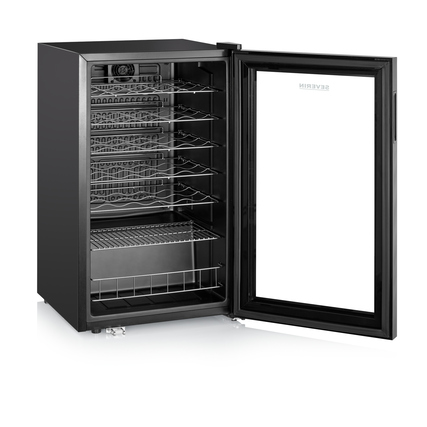 Schwarzer Kühlschrank mit Glastür und mehreren verchromten Einlegerosten für Weinflaschen.
