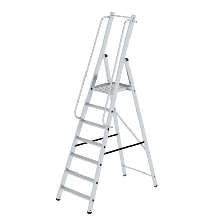 Stehleiter mit trapezförmiger Plattform und Handläufen, maximale Arbeitshöhe 3,6 m.
