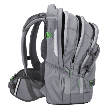 Grauer Schulrucksack mit mehreren Fächern und verstellbaren Schulterträgern seitlich abgebildet.