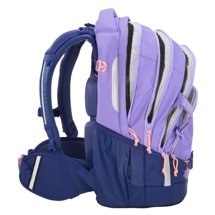 Seitenansicht eines lila Schulrucksacks mit verstellbaren Schulterträgern und mehreren Fächern.