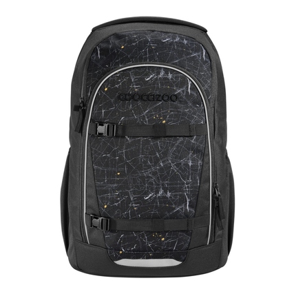 Schulrucksack in Schwarz mit grafischem Muster und vorderer Tasche, frontal aufgenommen.