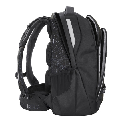 Schulrucksack in Seitenansicht mit ergonomischem Rückenpolster und mehreren Außentaschen.