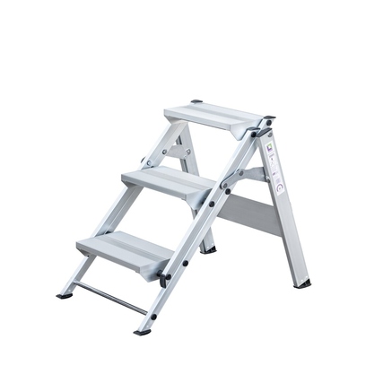 Klapptreppe mit drei Stufen und stabiler Konstruktion in silberner Farbe.