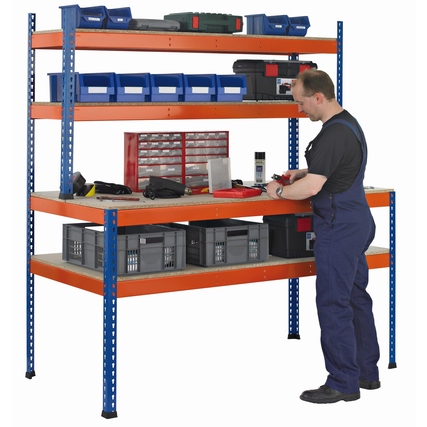 Arbeitstisch mit Regalen, Werkzeugen und Materialien, genutzt in einer Werkstatt.