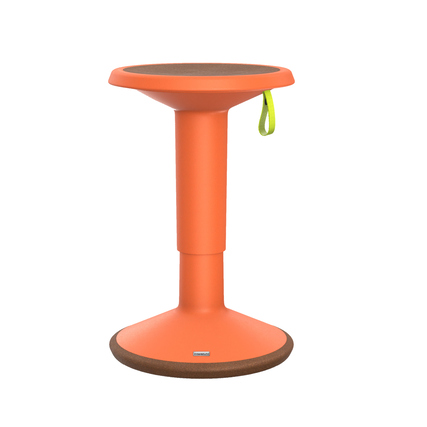 Höhenverstellbarer Sitzhocker in pastellorange mit abgerundetem Standfuß und Handschlaufe.