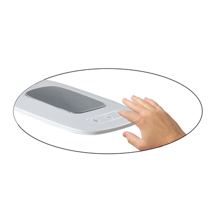 Hand an Touch-Schalter einer Tischleuchte mit drehbarem Leuchtenkopf und Blendschutzschild.