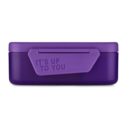 Lila Brotzeitdose mit einem Clipverschluss und dem Schriftzug "IT'S UP TO YOU" auf der Vorderseite.