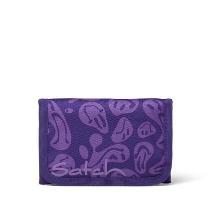 Lila Geldbörse mit buntem Muster und Markenaufschrift auf der Vorderseite.
