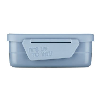 Hellblaue Brotzeitdose mit einem Verschluss und der Aufschrift "IT'S UP TO YOU".
