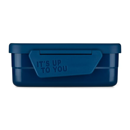 Blaue Brotzeitdose mit einem Deckel, auf dem der Schriftzug "IT'S UP TO YOU" steht.