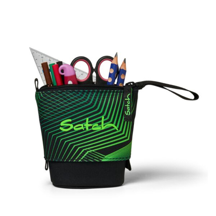 Grünes Schlampermäppchen mit Stiften und Scheren im Inneren, seitlich sichtbar.