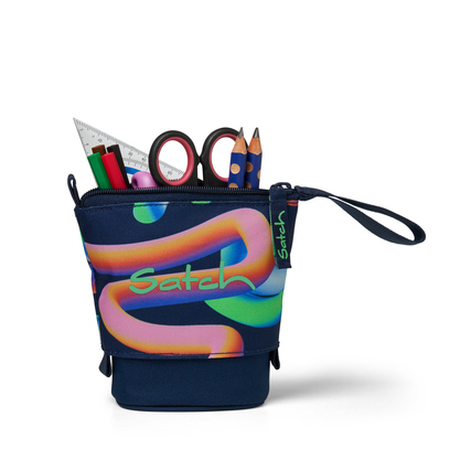 Satch Schlampermäppchen mit buntem Design, gefüllt mit Schreibutensilien und einer Schere.