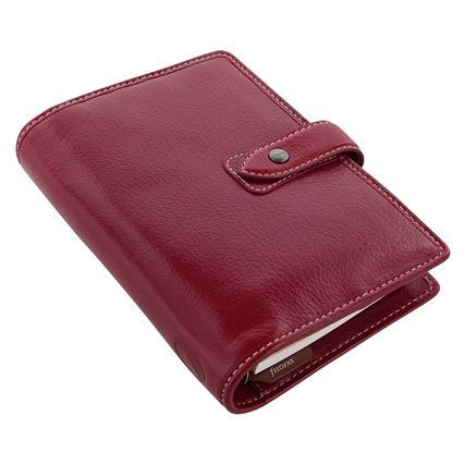 Roter Organizer aus weichem Büffelleder im Vintage-Look mit Ziernähten und Druckknopfverschluss.