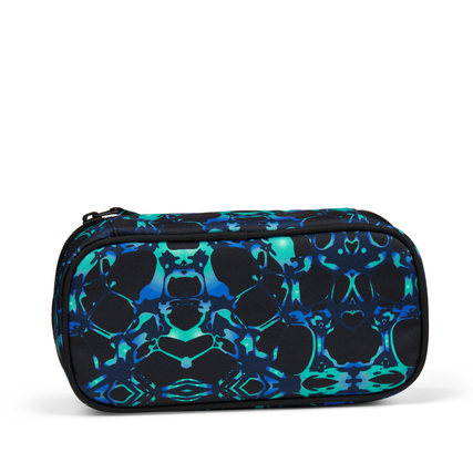 Schlampermäppchen mit geometrischem Muster in Blau und Schwarz, seitliche Ansicht.