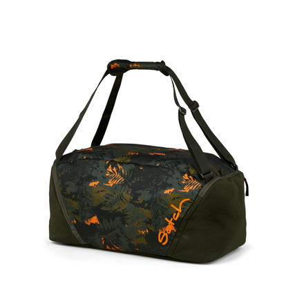 Sporttasche mit grünem und schwarzen Dschungelmuster sowie orangefarbenem Schriftzug.