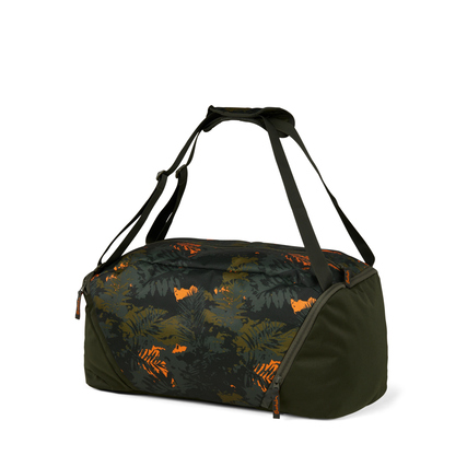 Sporttasche mit grünem Dschungelmuster und zwei Tragegriffen sowie gepolsterten Schultergurten.