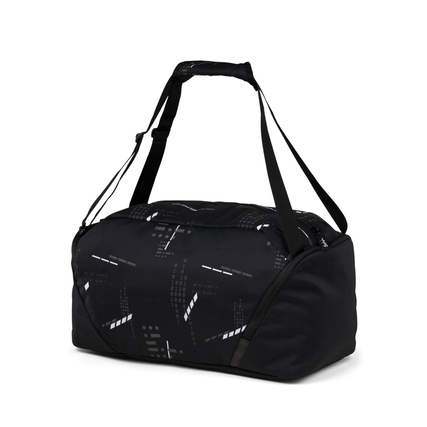 Schwarze Sporttasche mit grafischem Muster und Schultergurten, seitlich aufgenommen.