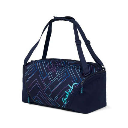 Sporttasche in lila mit geometrischem Muster und zwei Tragegriffen sowie gepolstertem Schultergurt.