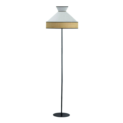 Weiße Stehleuchte mit konischem Schirm und schwarzem Fuß, ohne Lichtquelle.