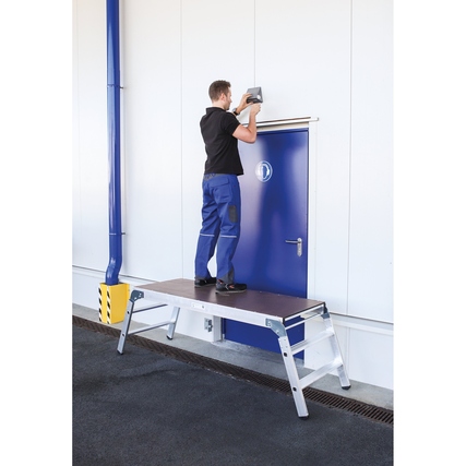 MUNK Arbeitsplattform mit Person, die an einer Wand arbeitet, und stabiler Standfläche.