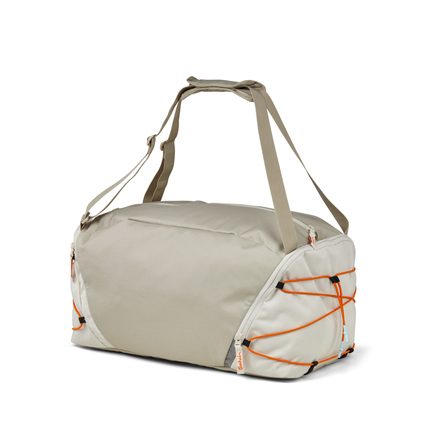 Sporttasche in sandfarben mit zwei Tragegriffen und orangefarbenen Akzenten.