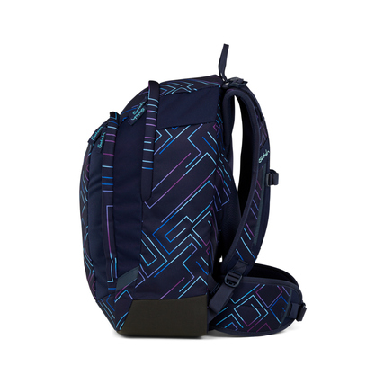 Schulrucksack mit geometrischem Muster in Lila und Blau, seitliche Ansicht.