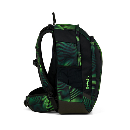 Schulrucksack Satch air in Seismic Green, seitliche Ansicht mit dehnbarer Außentasche.