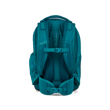 Rucksack in Deep Petrol mit ergonomischem Tragesystem und verstellbarem Hüftgurt, Rückansicht.