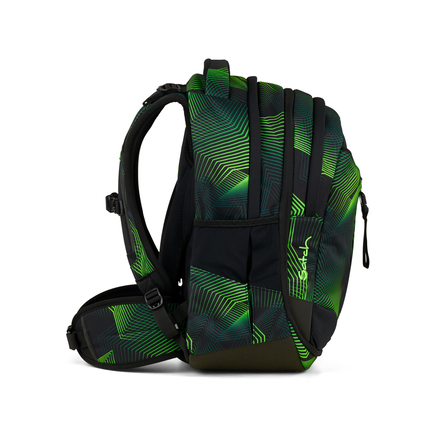 Schulrucksack in grün-schwarzem Design, seitlich mit ergonomischem Tragesystem abgebildet.