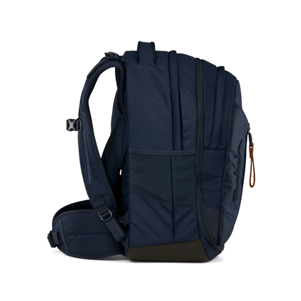 Seitenansicht eines blauen Schulrucksacks mit mehreren Fächern und verstellbaren Gurten.