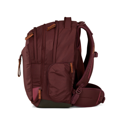 Rucksack in Nordic Ruby mit seitlicher Darstellung und mehreren Fächern für bessere Organisation.