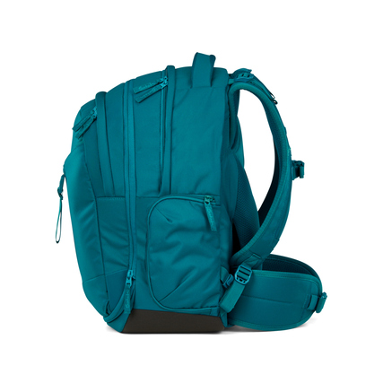 Seitenansicht eines blauen ergonomischen Schulrucksacks mit verschiedenen Taschen und Tragegurten.