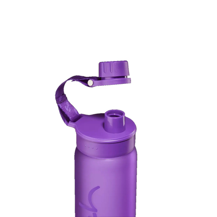 Lila Sport-Trinkflasche mit abnehmbarer Kappe und Tragegriff.