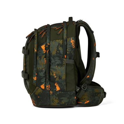 Seitenansicht eines Rucksacks mit grünem und orangefarbenem Dschungel-Muster.