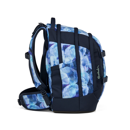 Schulrucksack in seitlicher Ansicht mit buntem, abstractem Muster in Blau- und Lilatönen.