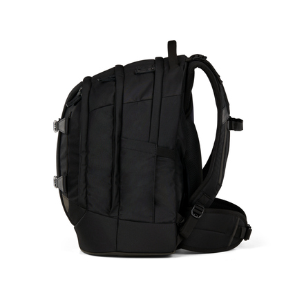 Schulrucksack in nordischem Schwarz, Ansicht von der Seite mit ergonomischem Design.