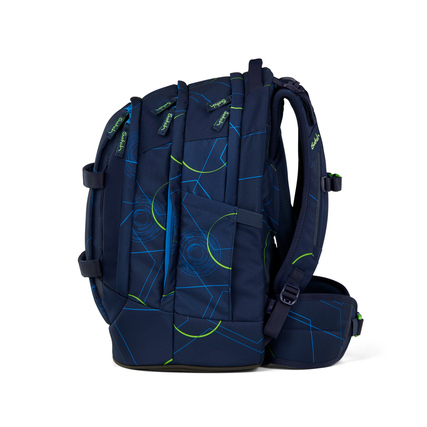Blaues Schulrucksackmodell mit geometrischem Muster und seitlichen Taschen in Seitenansicht.