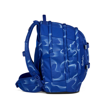 Seitenansicht eines blauen Schulrucksacks mit wellenförmigem Muster und verstellbarem Hüftgurt.