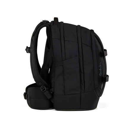 Schulrucksack Satch pack Blackjack in seitlicher Ansicht, schwarz mit mehreren Taschen.