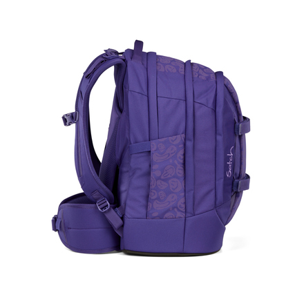 Seitenansicht eines lila Satch Schulrucksacks mit ergonomischem Design und dehnbaren Außentaschen.